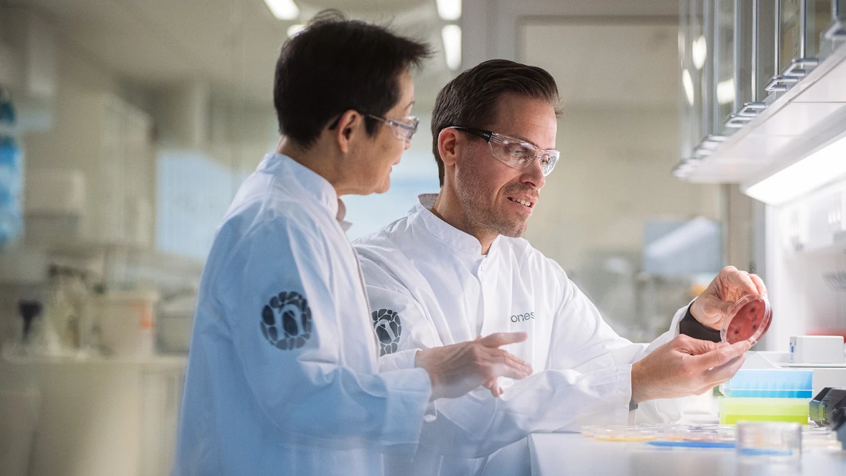 woman-and-man-lab-fungi