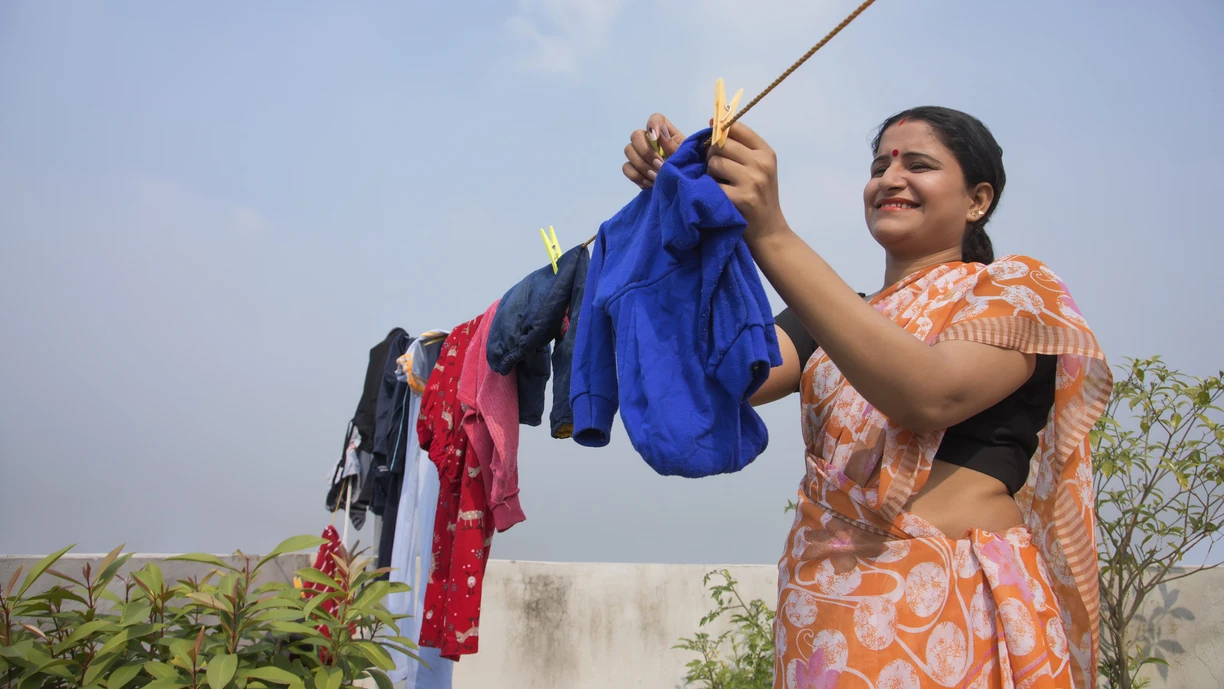 Woman_doing_laundry