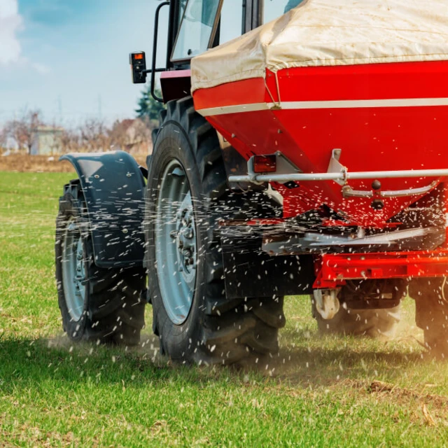 Tractor - wheat fertilizer