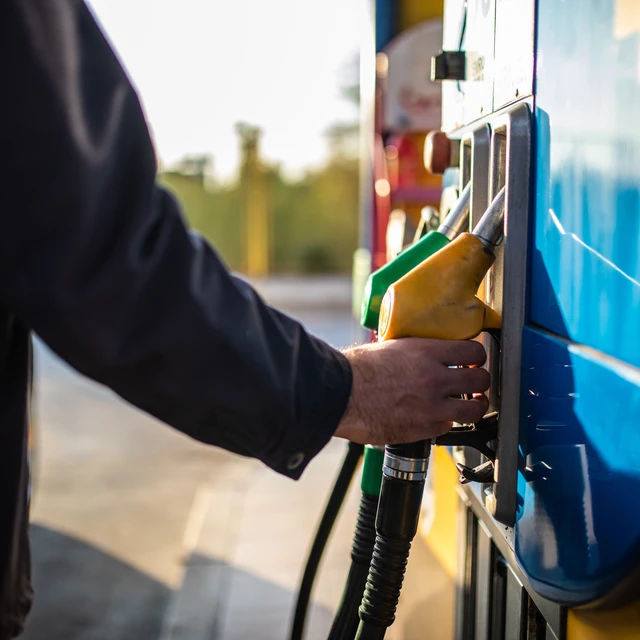 Man_Pumping_Fuel