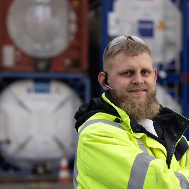 Man-in-yellow-vest-in-industry