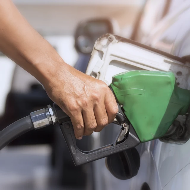 hand_pumping_fuel