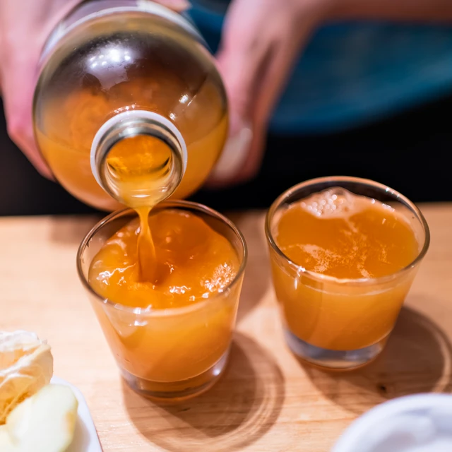 pouring kombucha