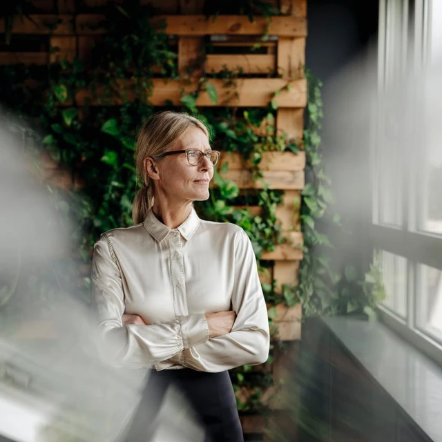 Woman_looking_into_the_horizon