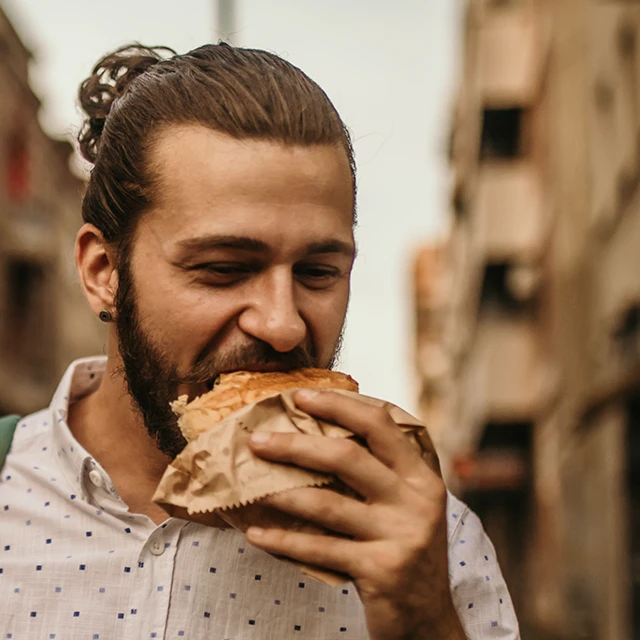 Man-eating-burger-while-walking