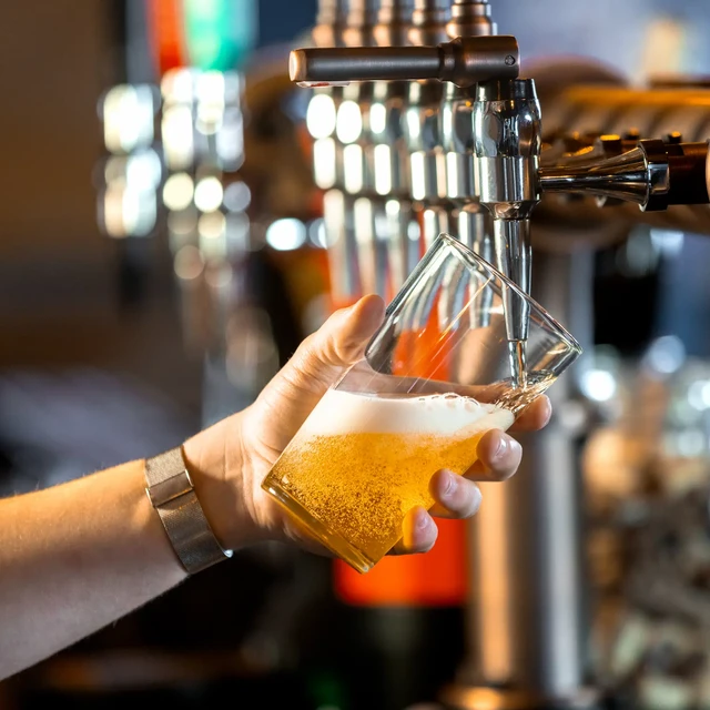 CASE18_Pic2_Pouring_a_Pint_in_a_Bar.jpg