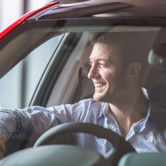 man-driving-smiling-GettyImages-521383914