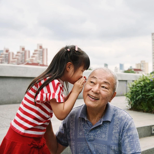 grandfather-granddaughter-playing-city-002-novonesis