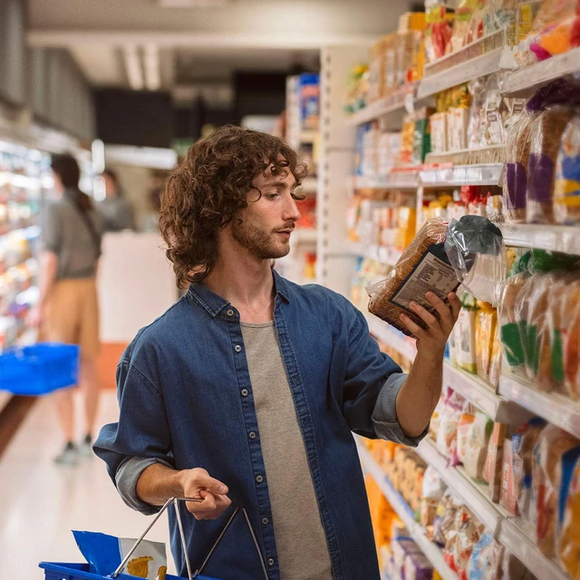man-shopping-bread-supermarket-001-novonesis