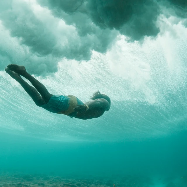 Man-diving-into-wave