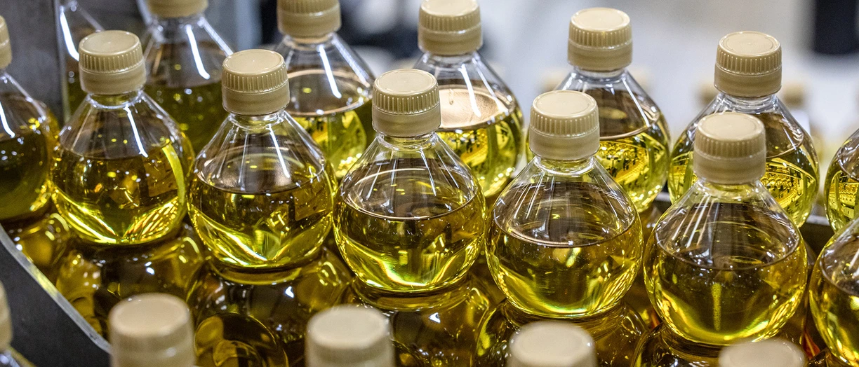 Oliveoil_in_bottle_on_a_conveyerbelt