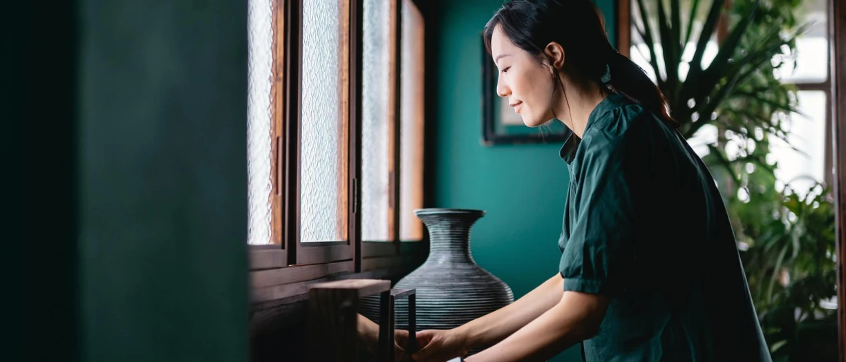 woman washing dishes