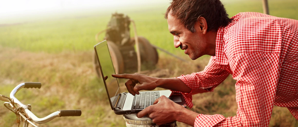 Farmer_on_laptop_in_the_field