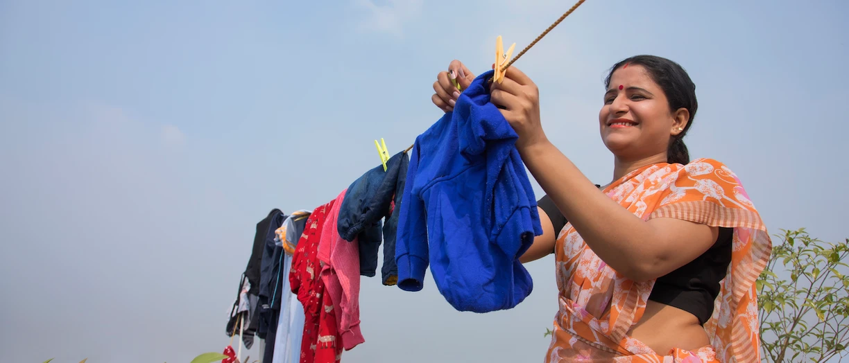 Woman_hanging_up_laundry