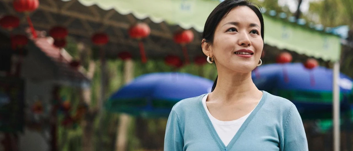woman-tent-lanterns-novonesis