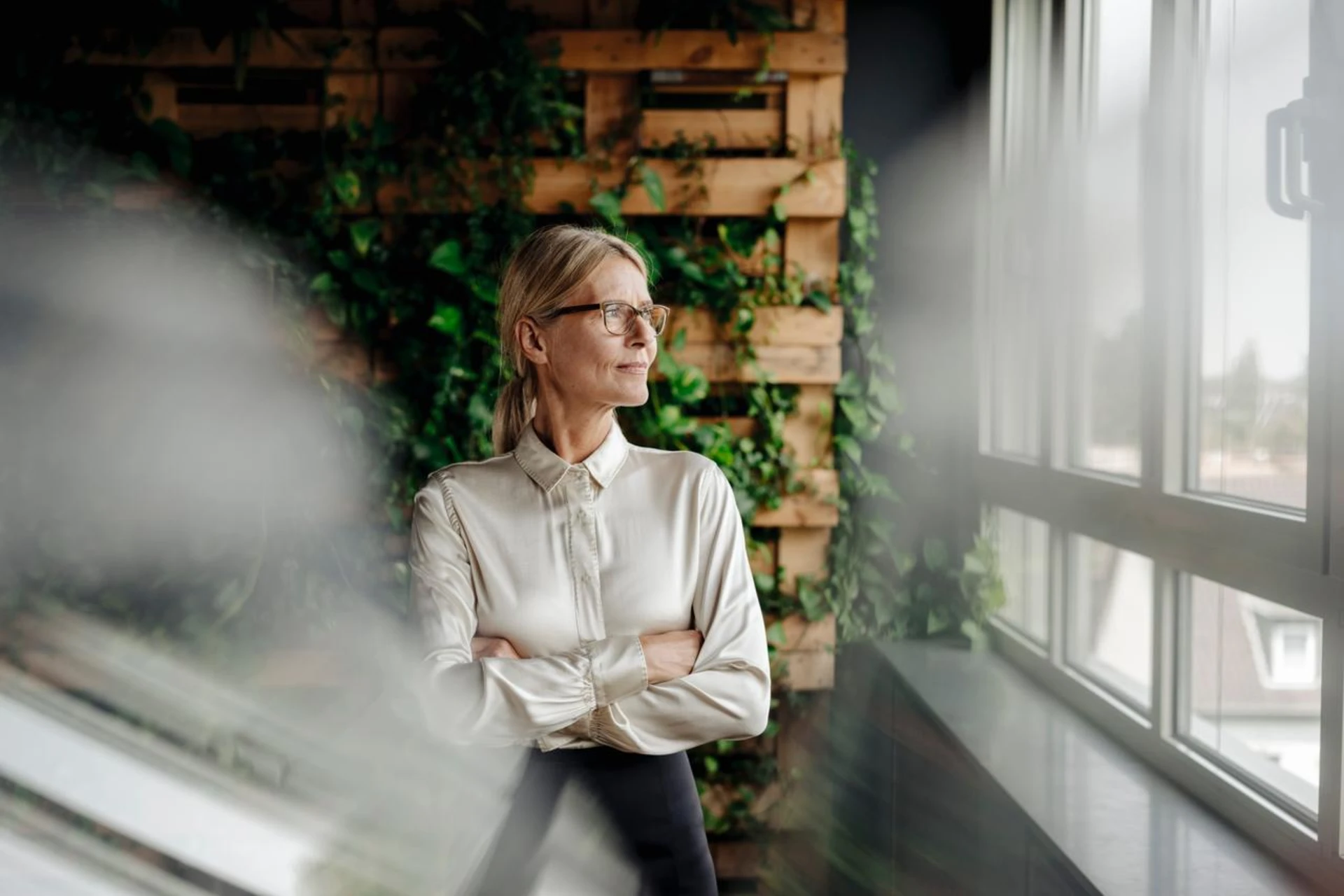 Woman_looking_into_the_horizon