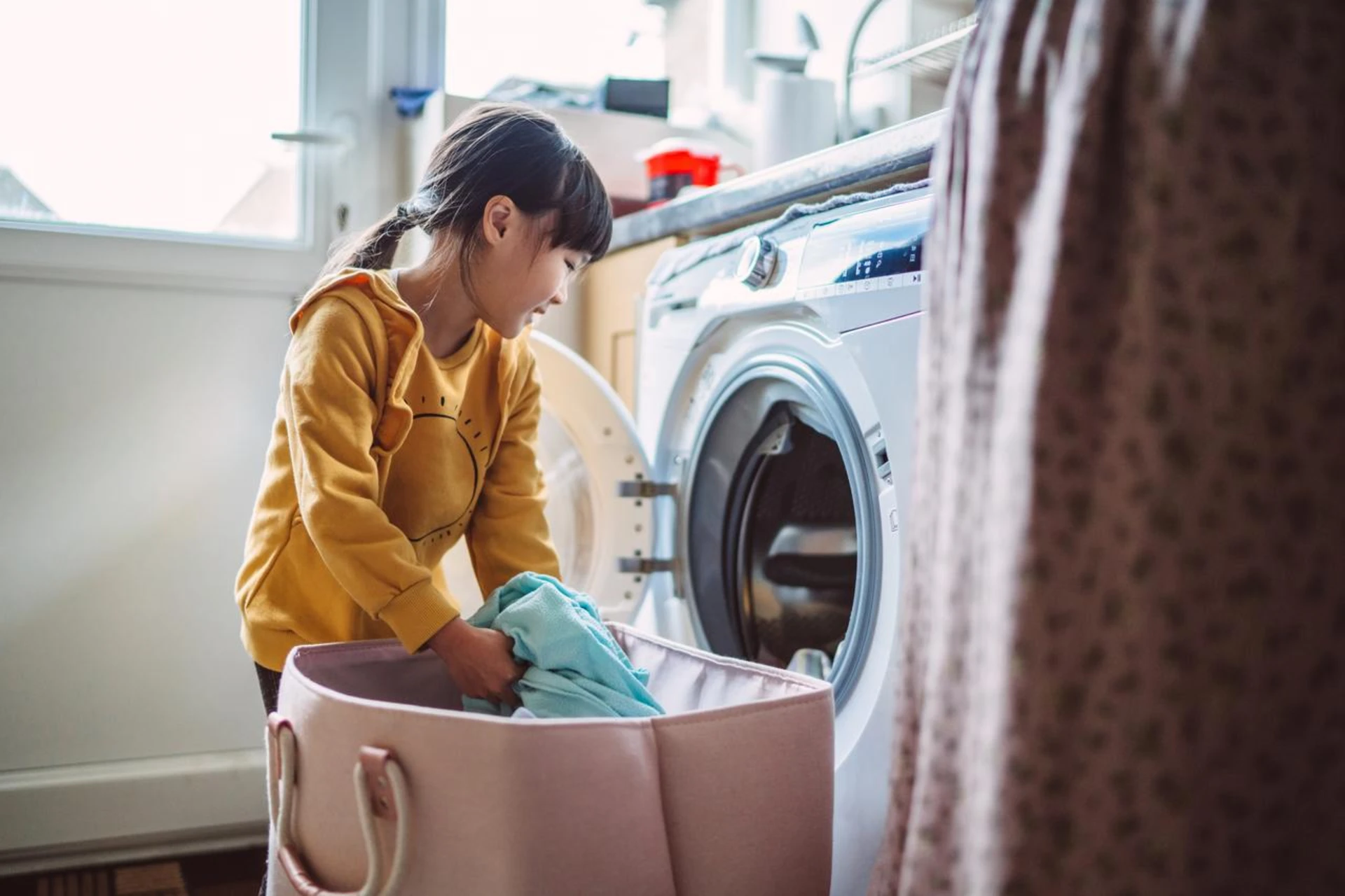 girl laundry machine