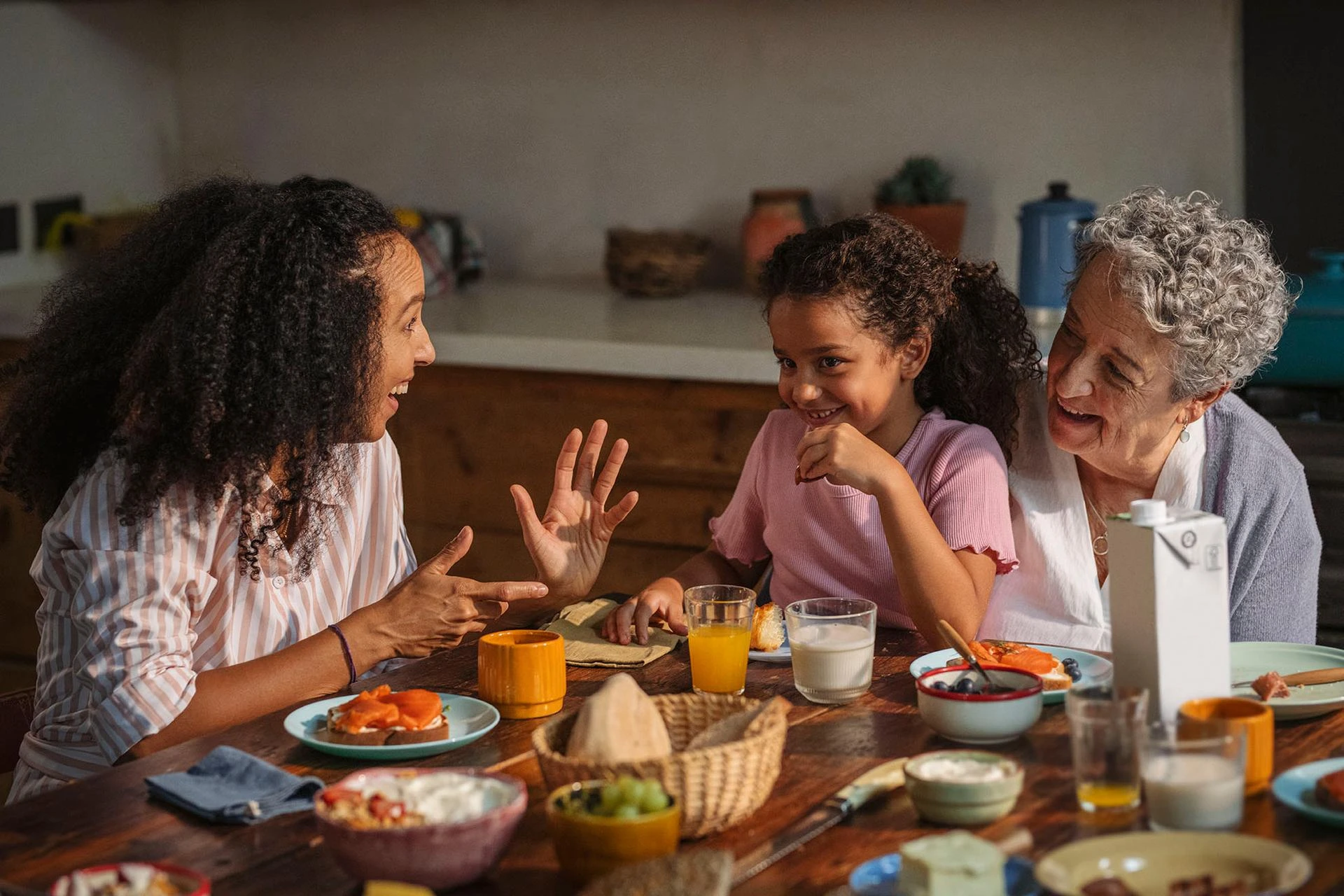 family-smiling-breakfast-002-novonesis