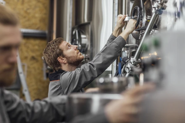 Brewer looking up