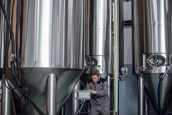 Brewing_brewer_checking_data