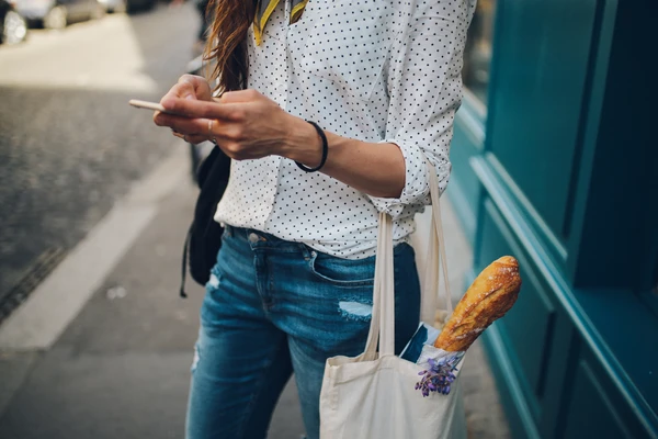 Woman_on_the_way_home_with_bread