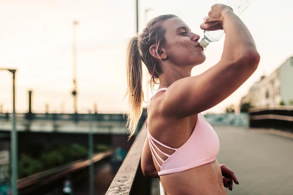 Woman-drinking-water-run