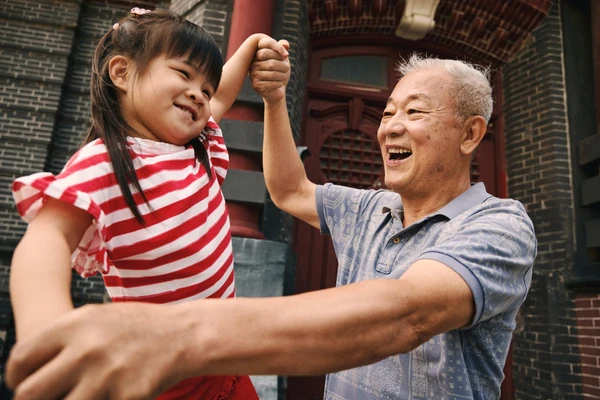 grandfather-granddaughter-playing-city-003-novonesis