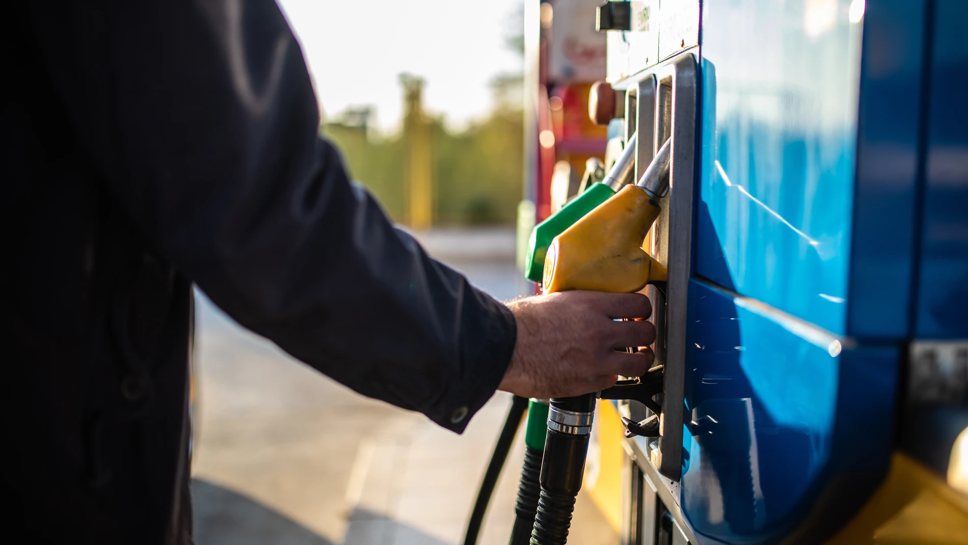 Man_Pumping_Fuel