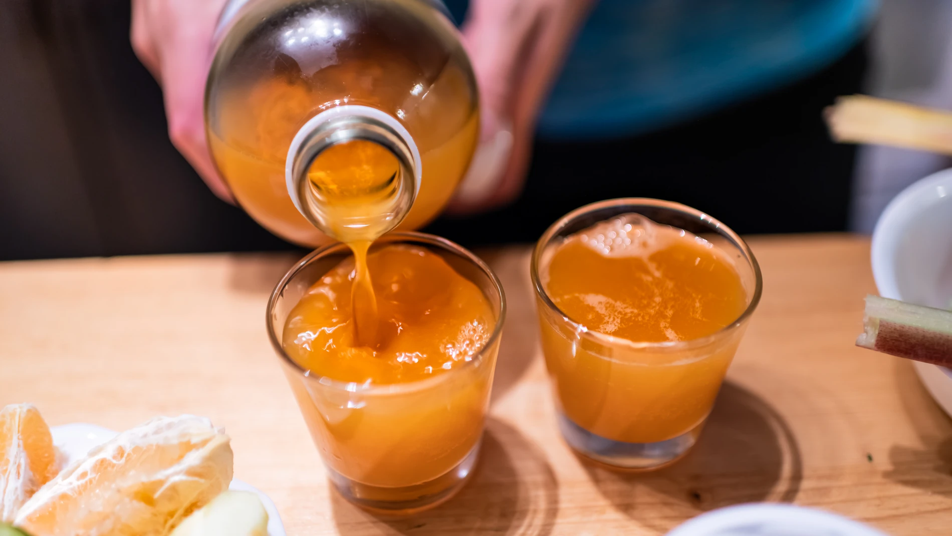 pouring kombucha