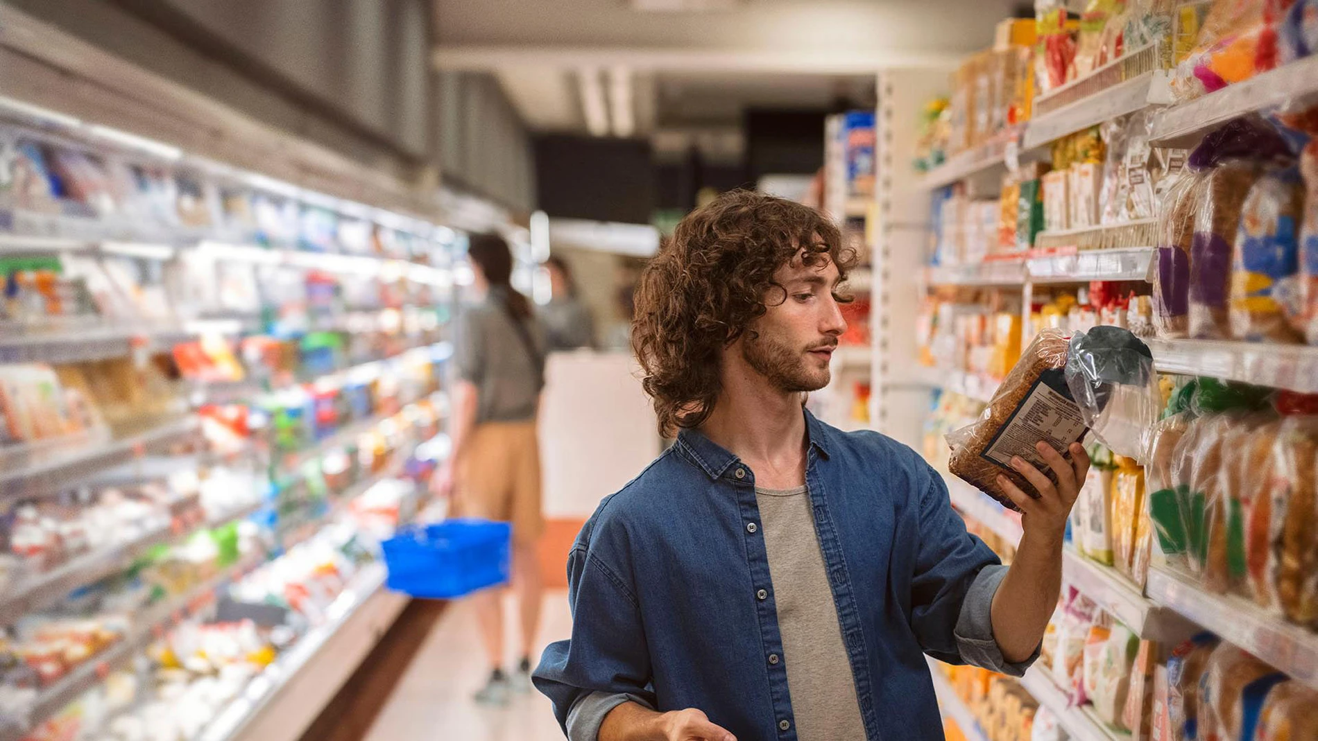 man-shopping-bread-supermarket-001-novonesis