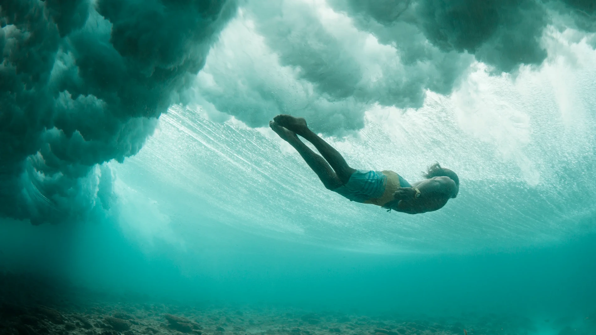 Man-diving-into-wave